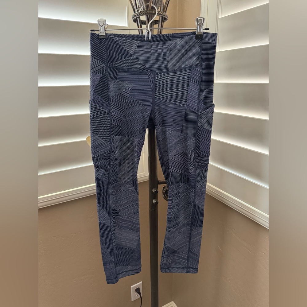 Lululemon Wonder Under Crop (Hi-Rise) (Full-On Luxtreme 21") size 6 - Picture 3 of 6